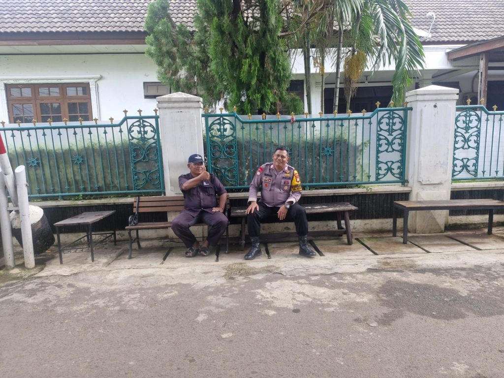 Jamin Keamanan Perumahan di Hari Pertama 2026, Bhabinkamtibmas Jatiwaringin Perketat Siskamling