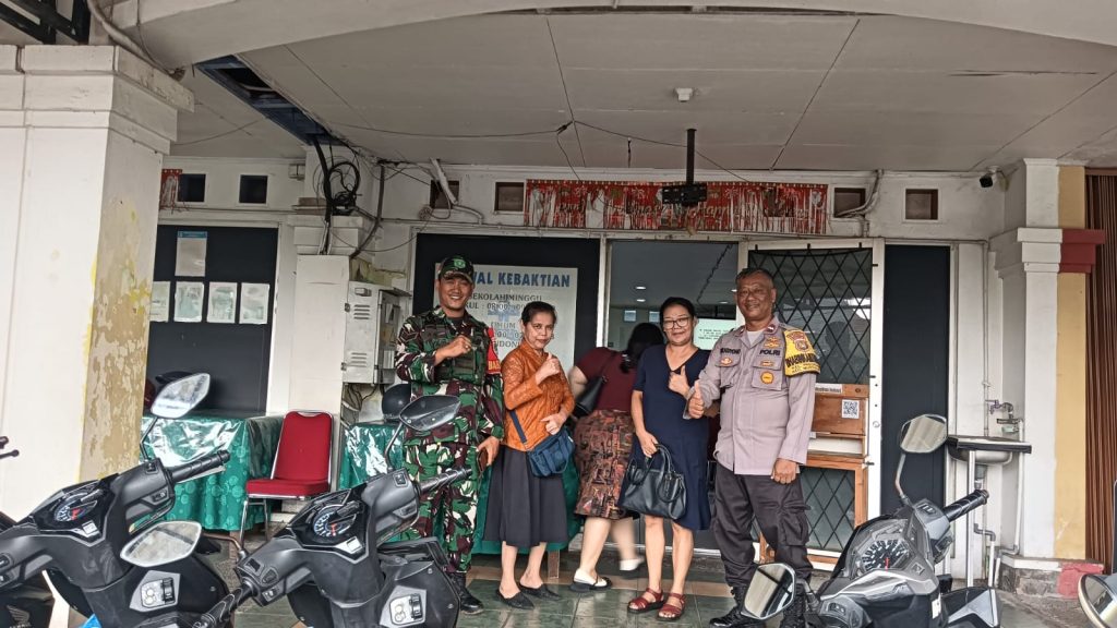 Binmas Polsek Bantargebang Pastikan Ibadah Tahun Baru di HKBP Padurenan Berlangsung Khidmat dan Kondusif