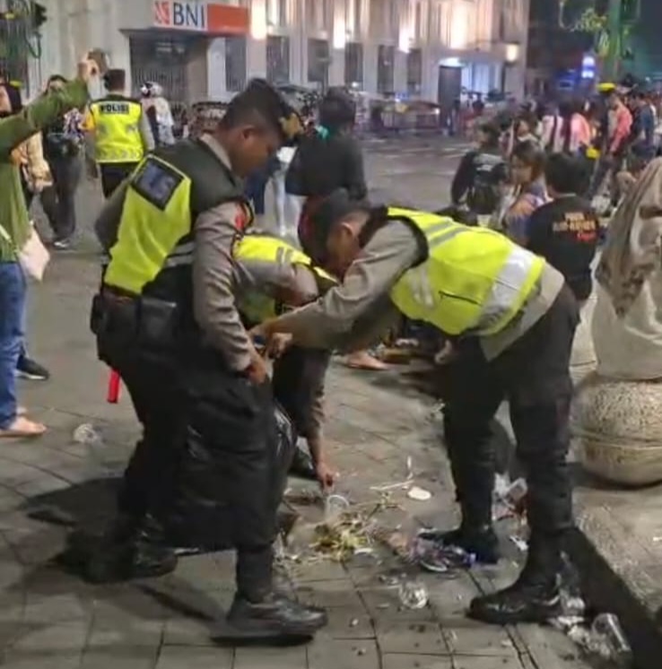 Aksi Humanis Polisi, Punguti Sampah Usai Perayaan Tahun Baru di Yogyakarta