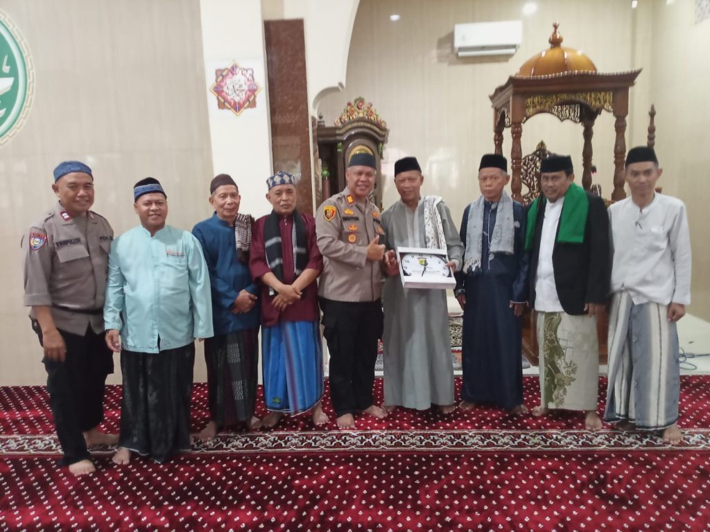 Jumat Keliling Awal Tahun Baru Kapolsek Bekasi Barat Ajak Warga Jaga Keluarga.