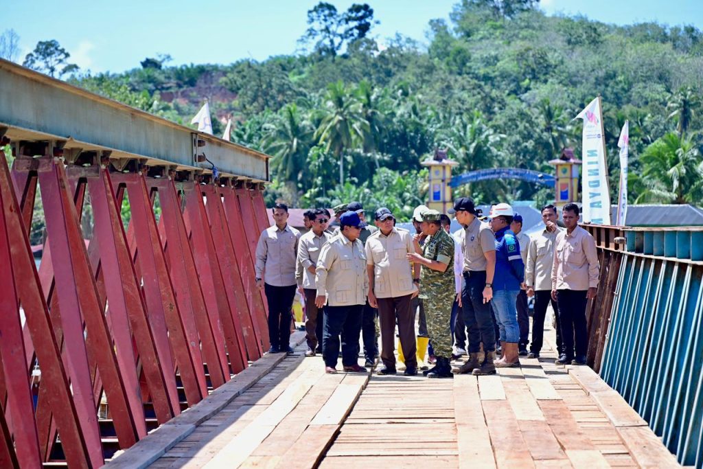 Wapang TNI Dampingi Presiden Prabowo Tinjau Jembatan Bailey dan Posko Kesehatan di Tapanuli Selatan