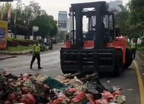 “Sigap! Personel Turjawali Bekasi Kota Bersihkan Tumpahan Sampah dan Evakuasi Truk Melintang”