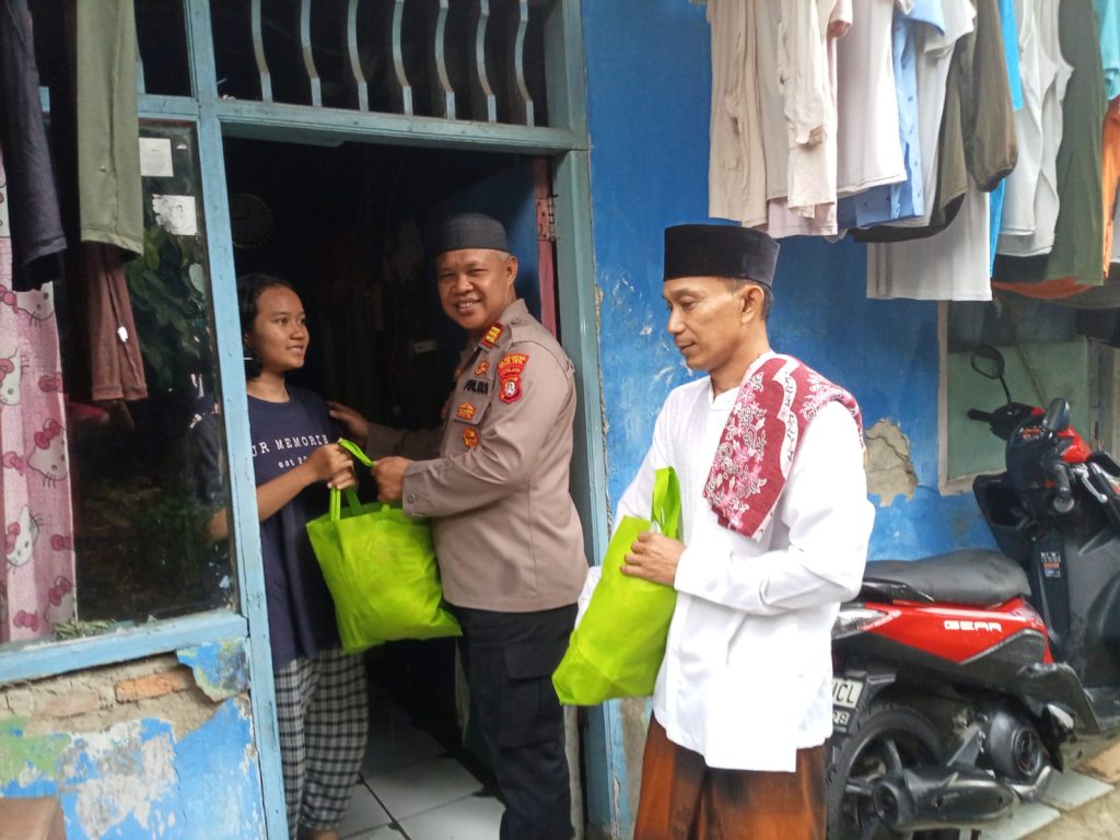 Jumat Berkah Awal Tahun Kapolsek Bekasi Barat Berikan Sembako Ke Warga Kranji