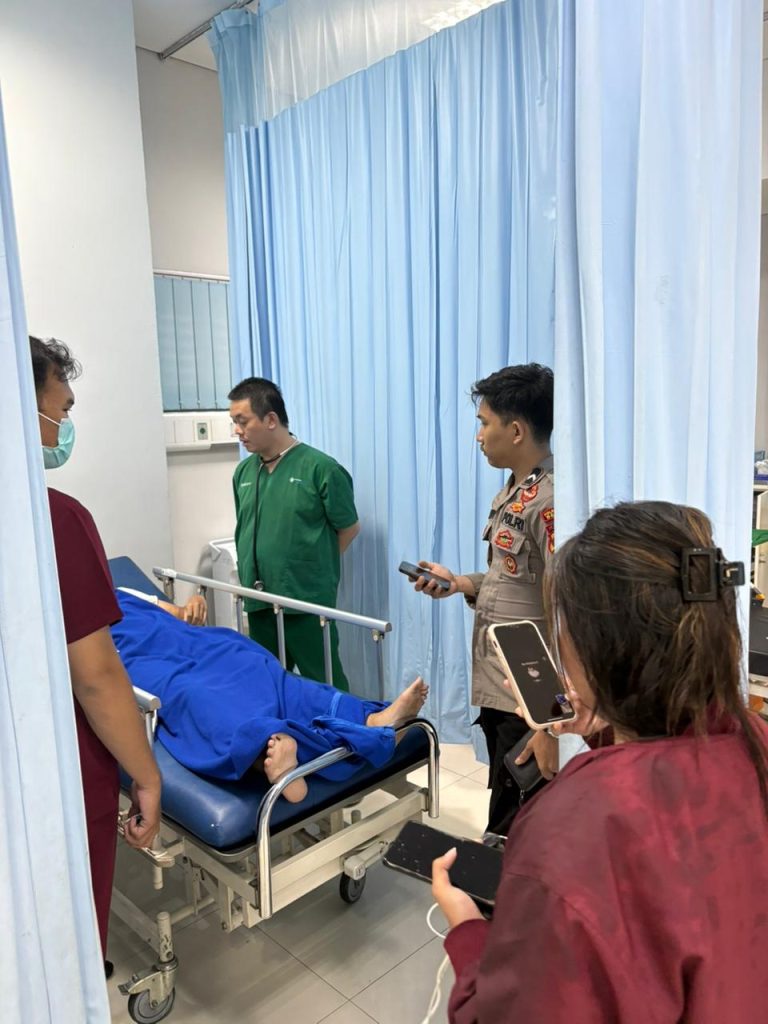 Layanan 110 Jadi Penyelamat, Polisi Evakuasi Warga Sesak Napas di Kabupaten Bekasi