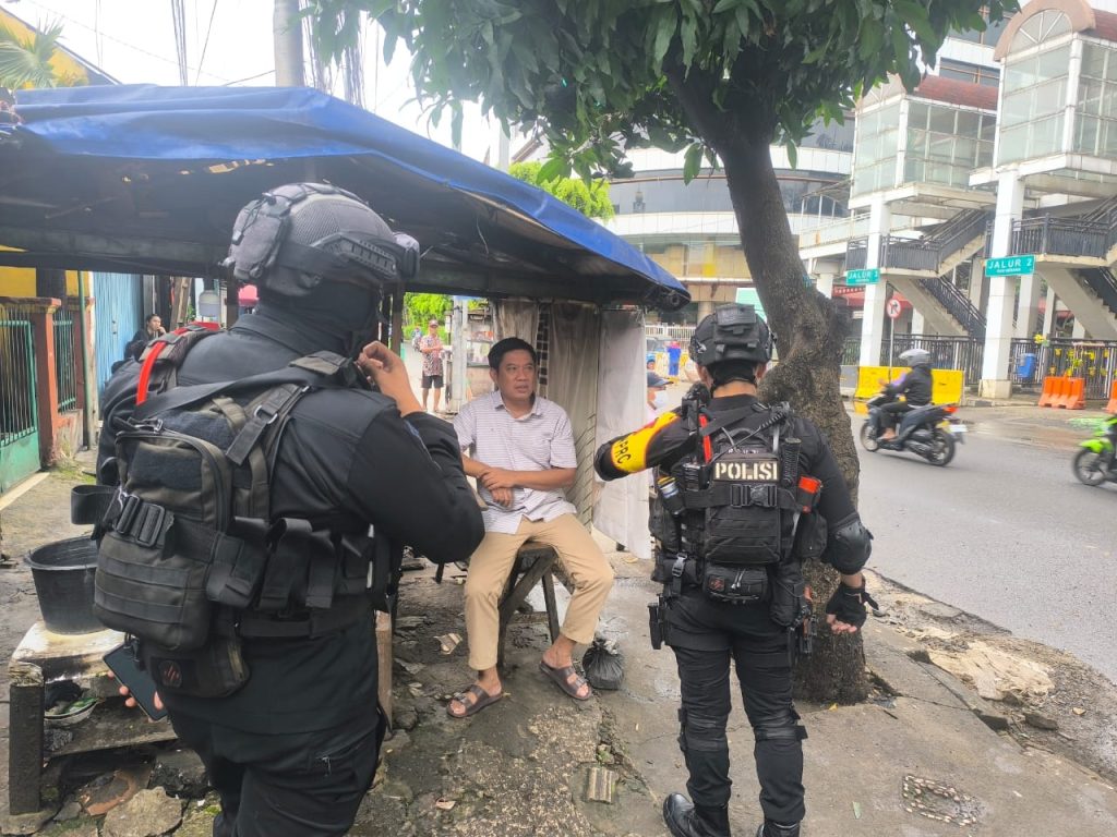 Brimob Polda Metro Jaya Laksanakan Monitoring Pasca Tawuran Warga di Terowongan Manggarai, Jakarta Selatan