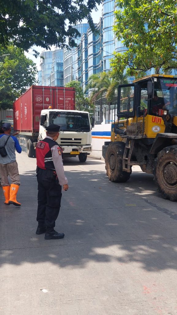 Truk Kontainer Mogok Akibat Rem Macet, Kapolsek Metro Penjaringan Pastikan Arus Lalin Kembali Normal