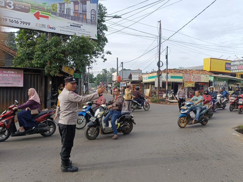 Berikan Rasa Aman bagi Pengendara, Polsek Bantargebang Siagakan Personel di Titik Padat Cimuning