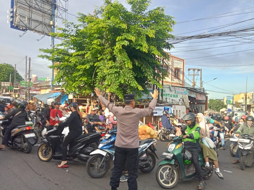 Berikan Pelayanan Prima, Personel Polsek Bekasi Barat Berjibaku Urai Kemacetan di Jalur Protokol