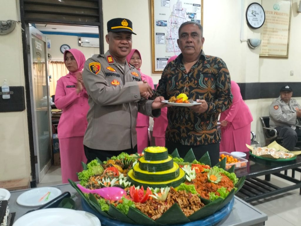 Polsek Bekasi Barat Gelar Apel Pelepasan Purna Tugas Anggota Yang Memasuki Masa Pensiun