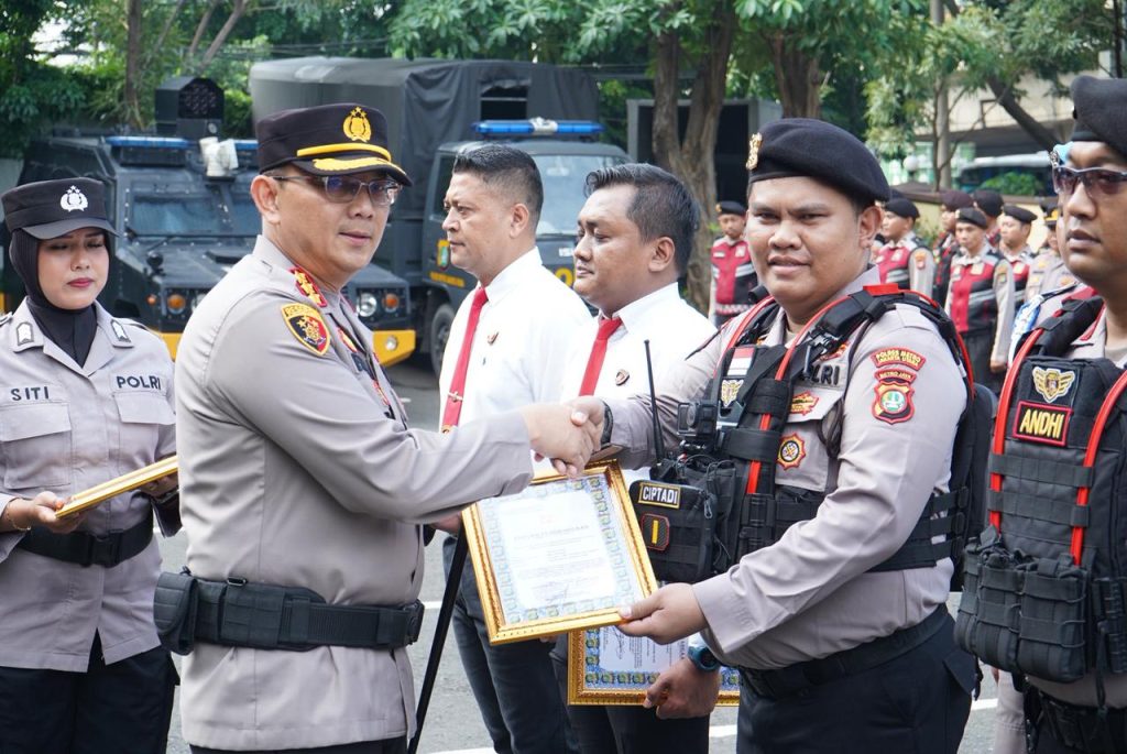 Kapolres Metro Jakarta Utara Pimpin Apel Pagi, Beri Penghargaan Anggota Berprestasi