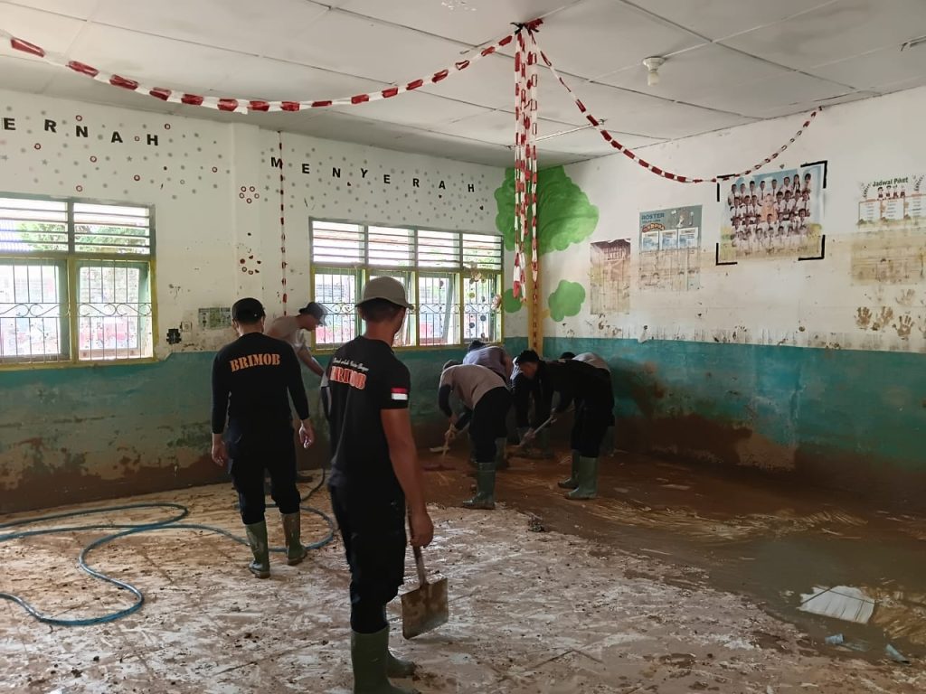 Pasbrimob 1 BKO Polres Tapteng Laksanakan Aksi Kemanusiaan Pascabencana