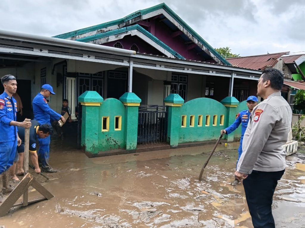 Tiga Kabupaten Terdampak Hidrometeorologi, Polri Bergerak Cepat Lakukan Penyelamatan dan Pemenuhan Kebutuhan Pengungsi