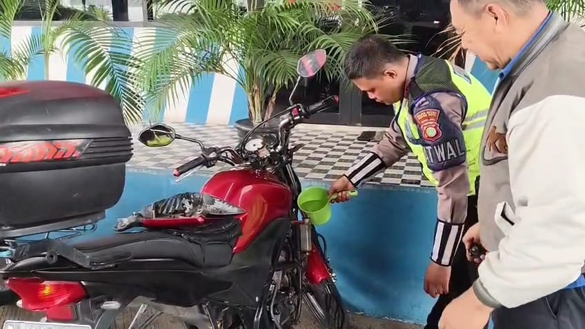 Respon Cepat Personel Satlantas Polres Metro Bekasi Kota Bantu Pengendara Motor Mogok di Simpang BCP
