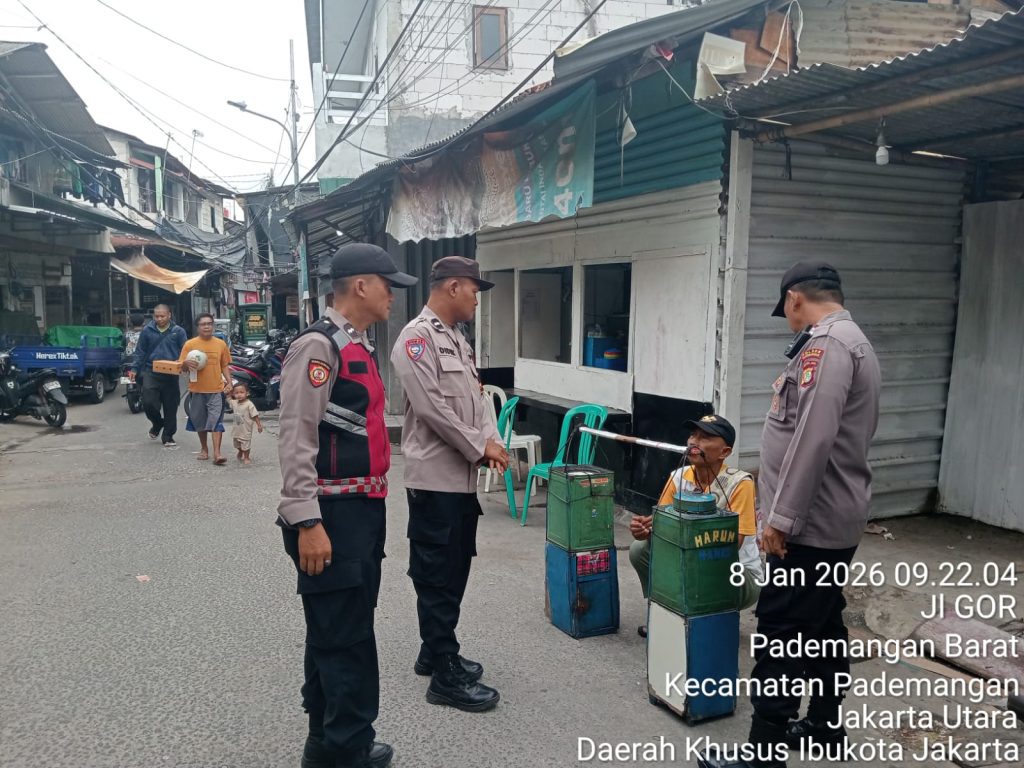 Polsek Pademangan Gelar Patroli Jalan Kaki, Dukung Program “Jaga Lingkungan”