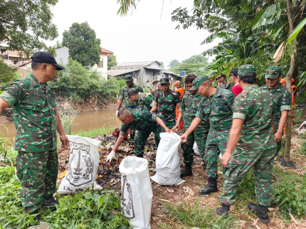 Koramil 05/Kramatjati-Makasar Gelar Penanaman Pohon Dalam Rangka Sejuta Pohon dan Hari Lingkungan Hidup.