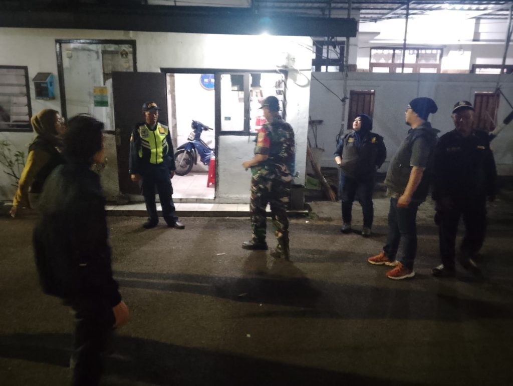 Sinergi TNI, Aparat dan Warga Perkuat Keamanan Wilayah Pulogadung Lewat Patroli/ Siskamling Keliling