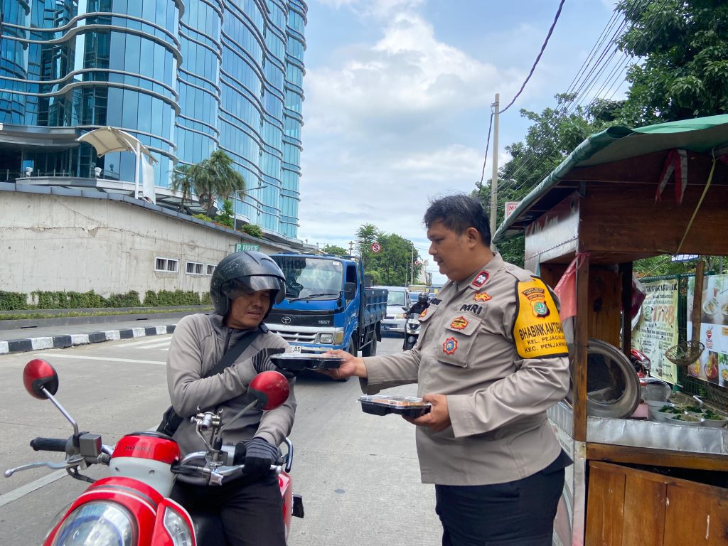 Polsek Metro Penjaringan Gelar Jumat Berkah, Bagikan Makanan Siap Saji untuk Warga dan Pengemudi