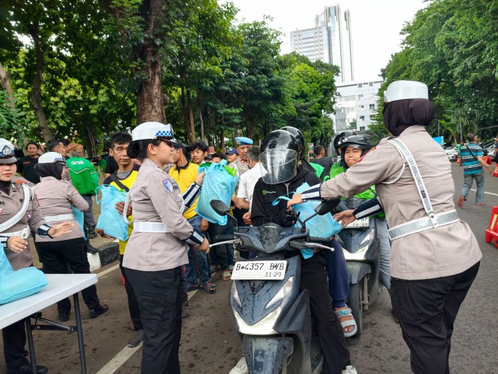 Polda Metro Jaya Bersama Mitra Gelar Jumat Peduli Tingkatkan Kepedulian Sosial