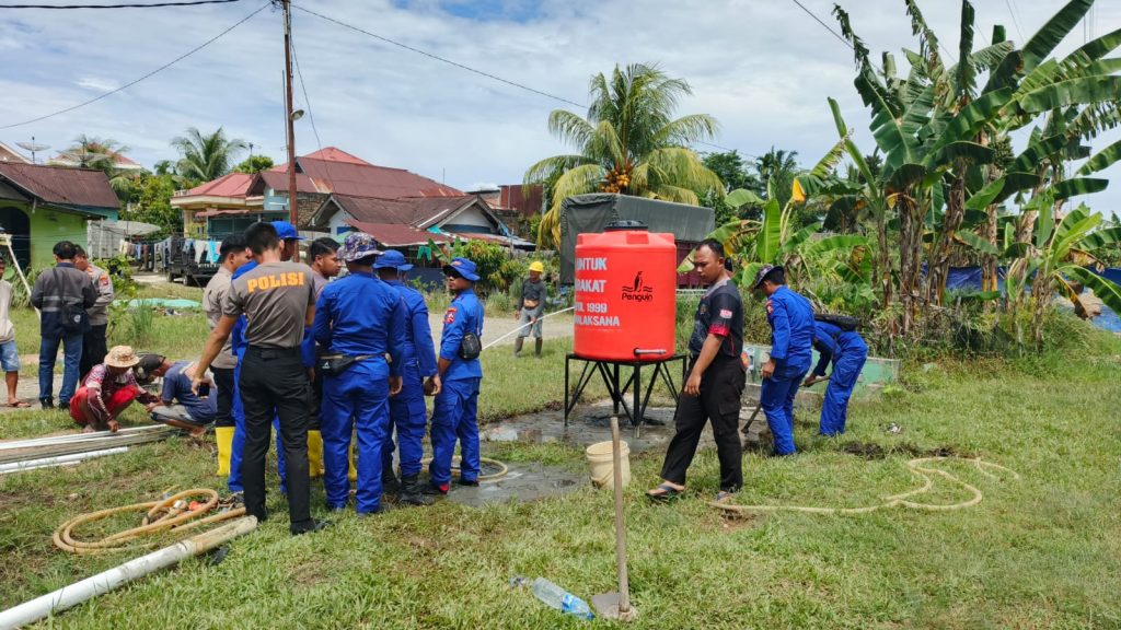 Sentuhan Kemanusiaan Polri, Tim SAR Korpolairud Bantu Warga Batang Anai Lewat Pembuatan Sumur Bor