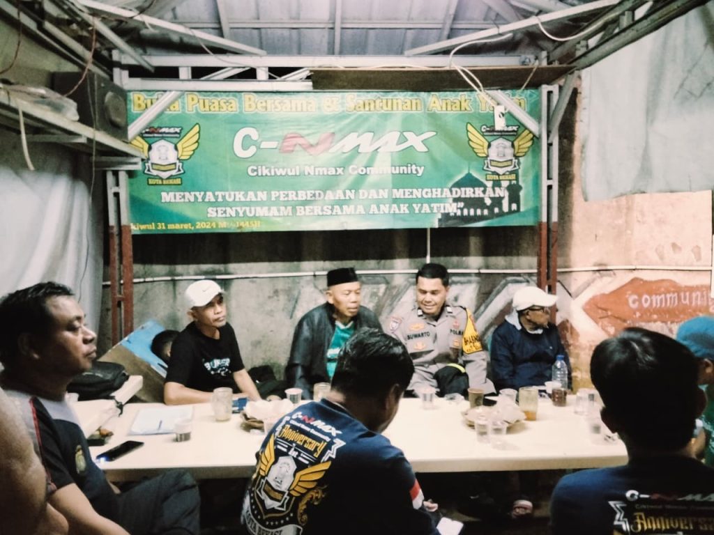 Perkuat Keamanan Lingkungan, Bhabinkamtibmas Polsek Bantargebang Sambangi Warga Cikiwul pada Jam Rawan