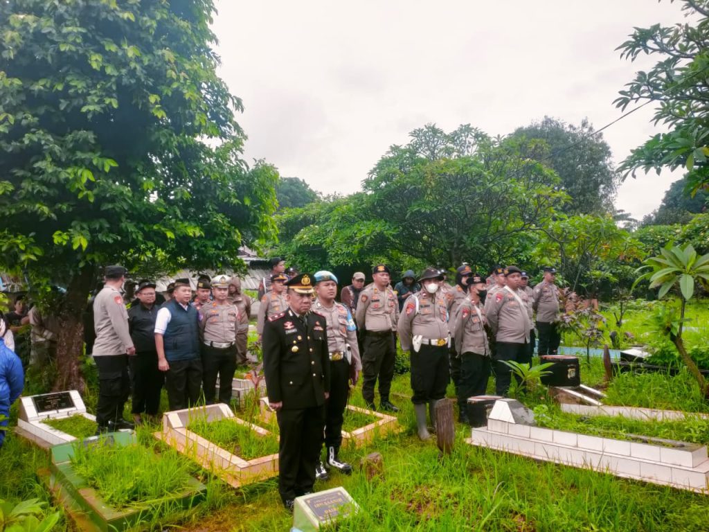 Penghormatan Terakhir: Kapolsek Bantargebang Pimpin Upacara Pemakaman Kedinasan Aiptu Efan Paryana