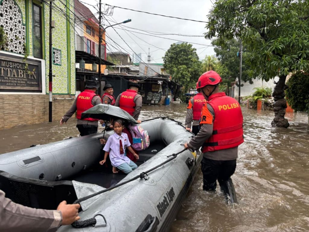 Brimob Metro Jaya Tanggap Dengan Ikhlas Bantu Warga Saat Banjir