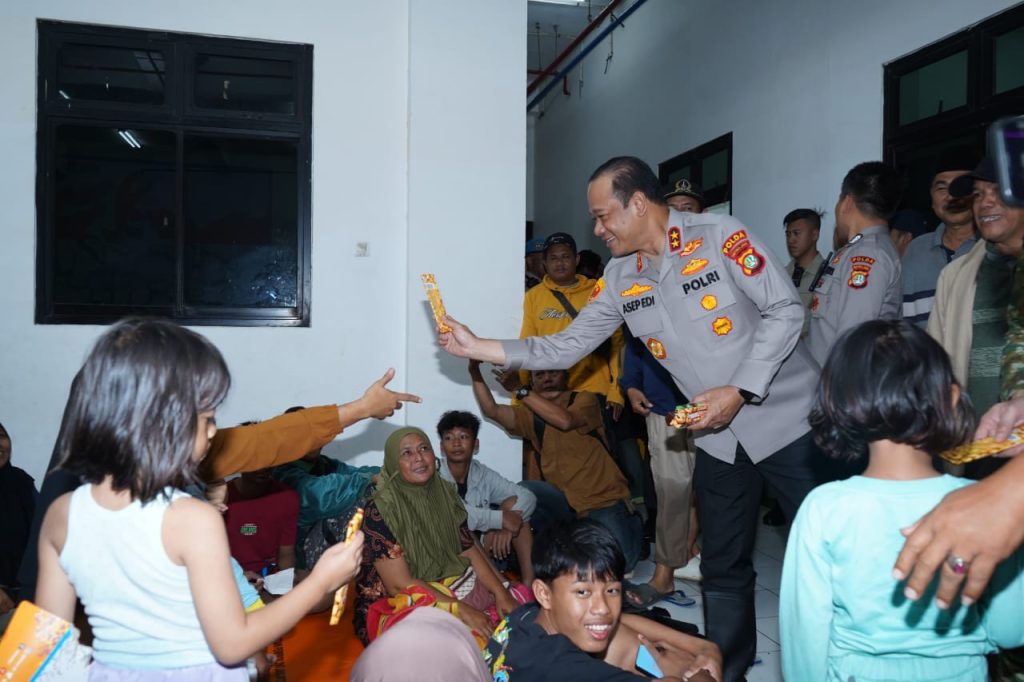 Kapolda Metro Jaya dan Pangdam Jaya Kunjungi Pengungsi Banjir Bagikan Coklat kepada Anak-anak di Rusun Embrio Semper Barat