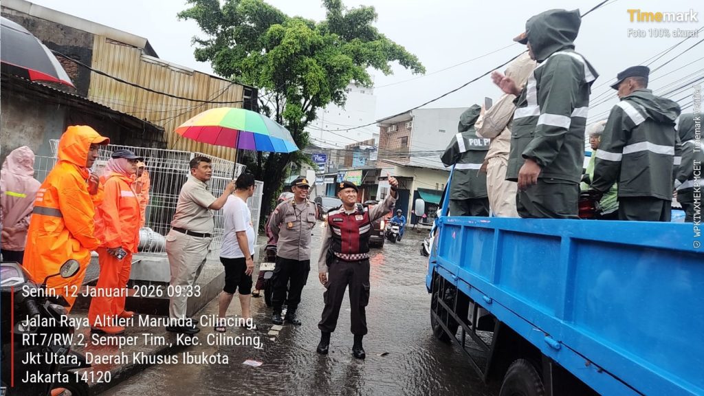 Banjir Rendam Sejumlah Wilayah di Cilincing, Polisi Lakukan Monitoring dan Pengaturan Lalu Lintas