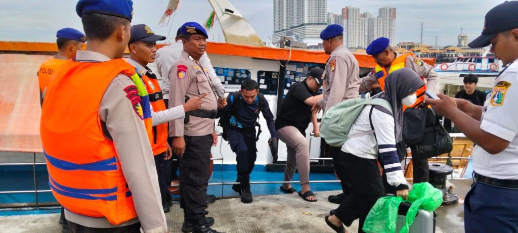 Kapal KM BIMA Mati Mesin di Perairan Onrust, Ditpolairud Polda Metro Jaya Evakuasi 17 Penumpang
