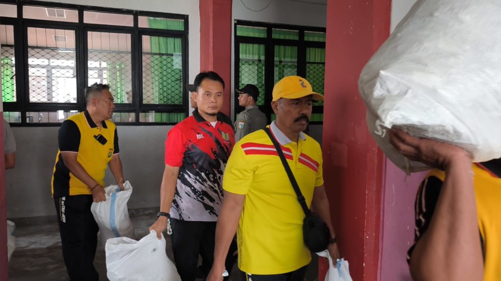 Polisi dan Warga Bersinergi Pulihkan Sekolah Terdampak Banjir di Pademangan