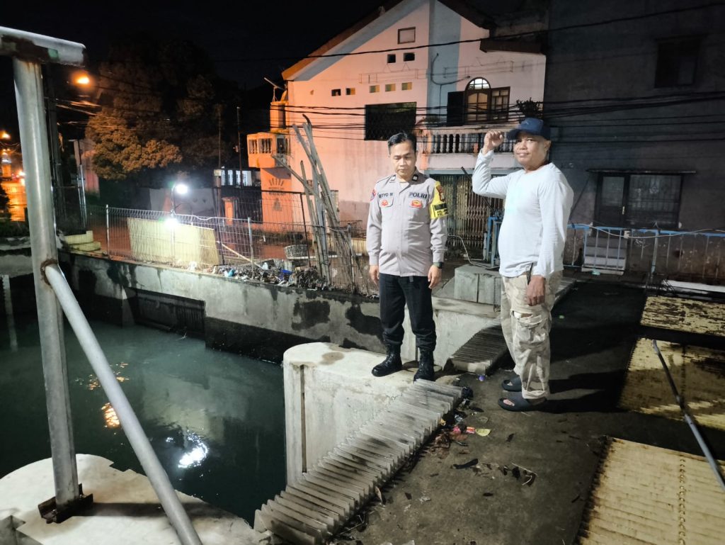 Antisipasi Luapan Air Pasca Hujan, Bhabinkamtibmas Polsek Jatiasih Cek Kesiapan Pompa di Kompleks Dosen IKIP