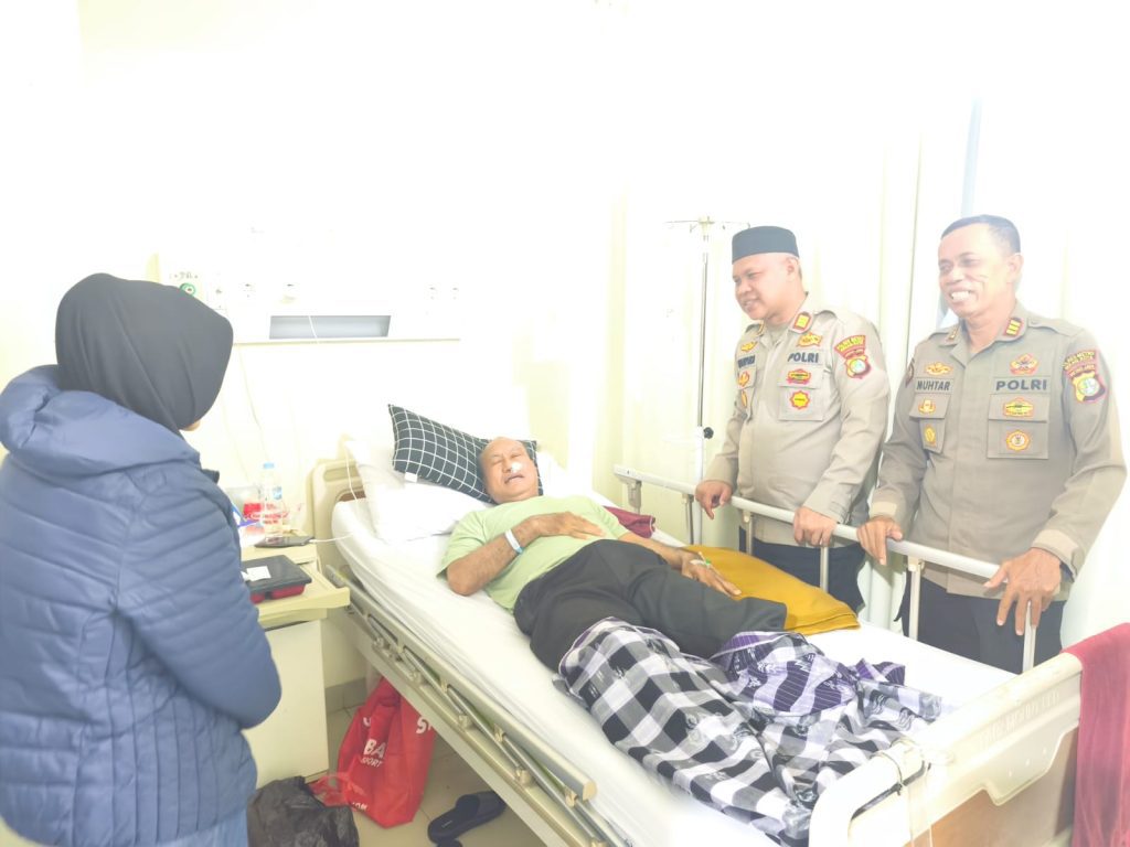 Empati dan Peduli Kapolsek Bekasi Barat Menjenguk Anggota yang Sakit Di RS. Hermina Galaxi