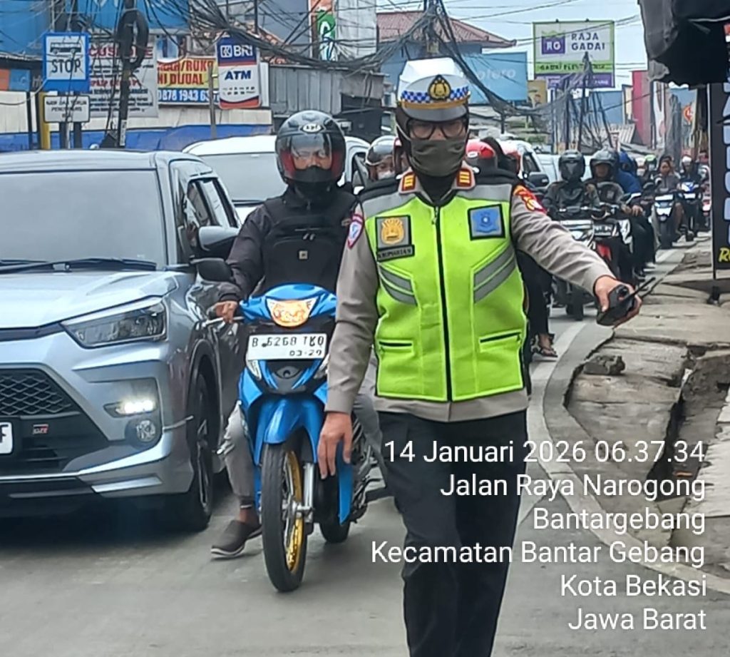 PENGATURAN ARUS LALU LINTAS DAN PATROLI UNIT LANTAS POLSEK BANTARGEBANG