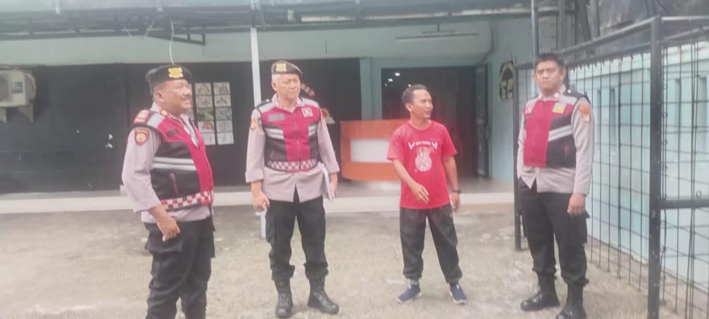 Lebih Dekat dengan Masyarakat, Unit Samapta Polsek Medan Satria Gelar Patroli Jalan Kaki Dialogis di Pusat Keramaian