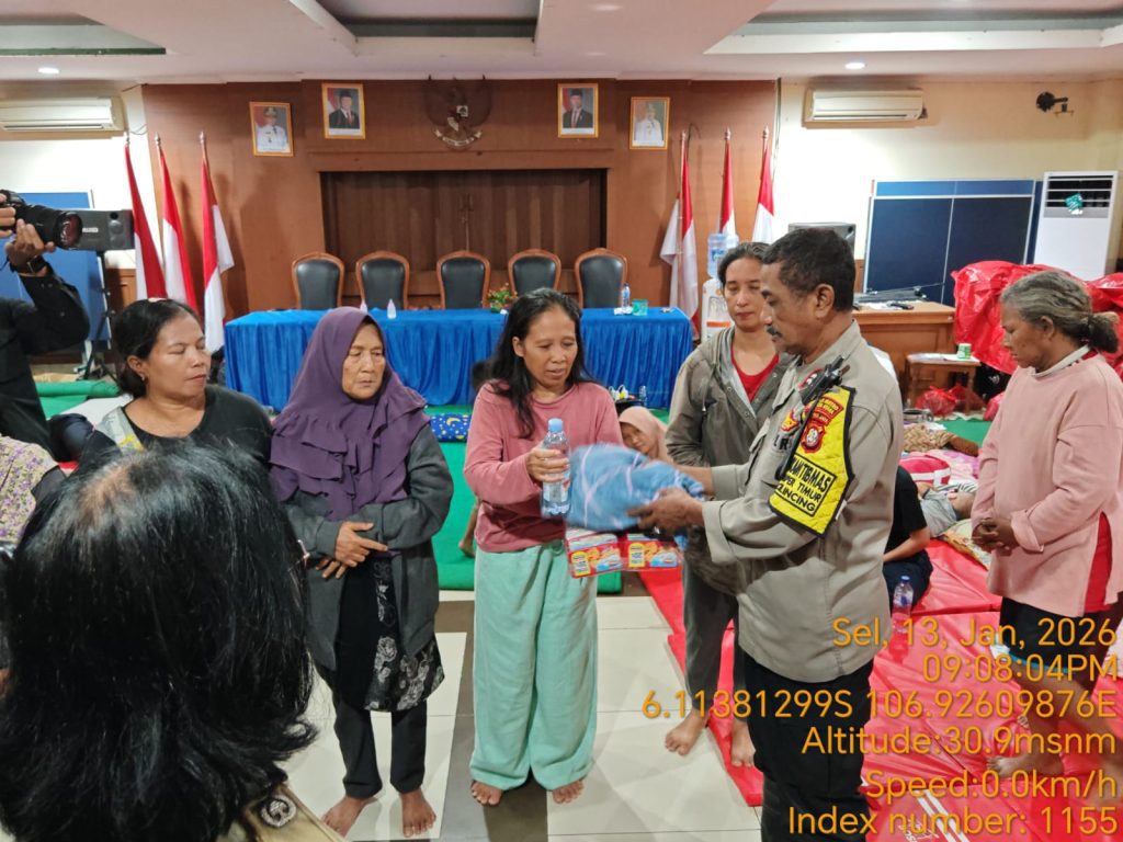 Polda Metro Jaya Salurkan Bantuan untuk Korban Banjir di Semper Timur, Jakarta Utara