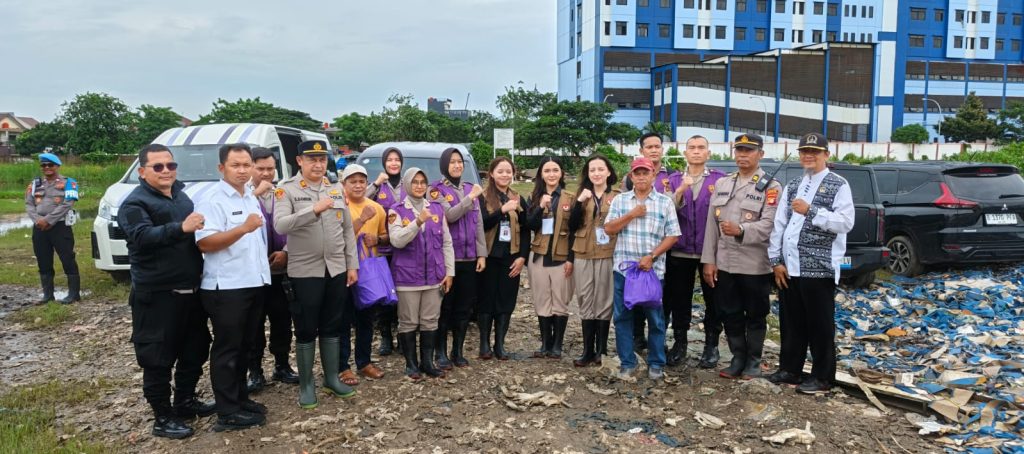 Tim Trauma Healing Polri Bersama Relawan UI Hadir Bersama Warga Pascabanjir di Cilincing