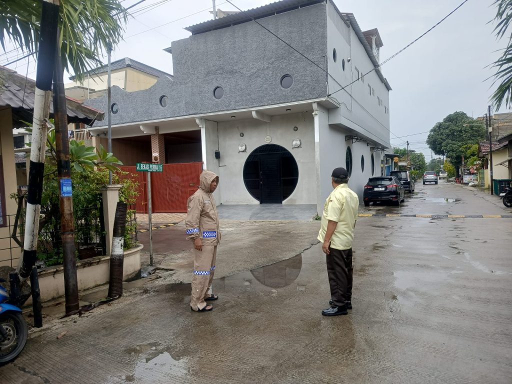 Antisipasi Cuaca Ekstrem, Bhabinkamtibmas Polsek Rawalumbu Sisir Titik Rawan Banjir dan Pohon Tumbang di Bekasi Jaya
