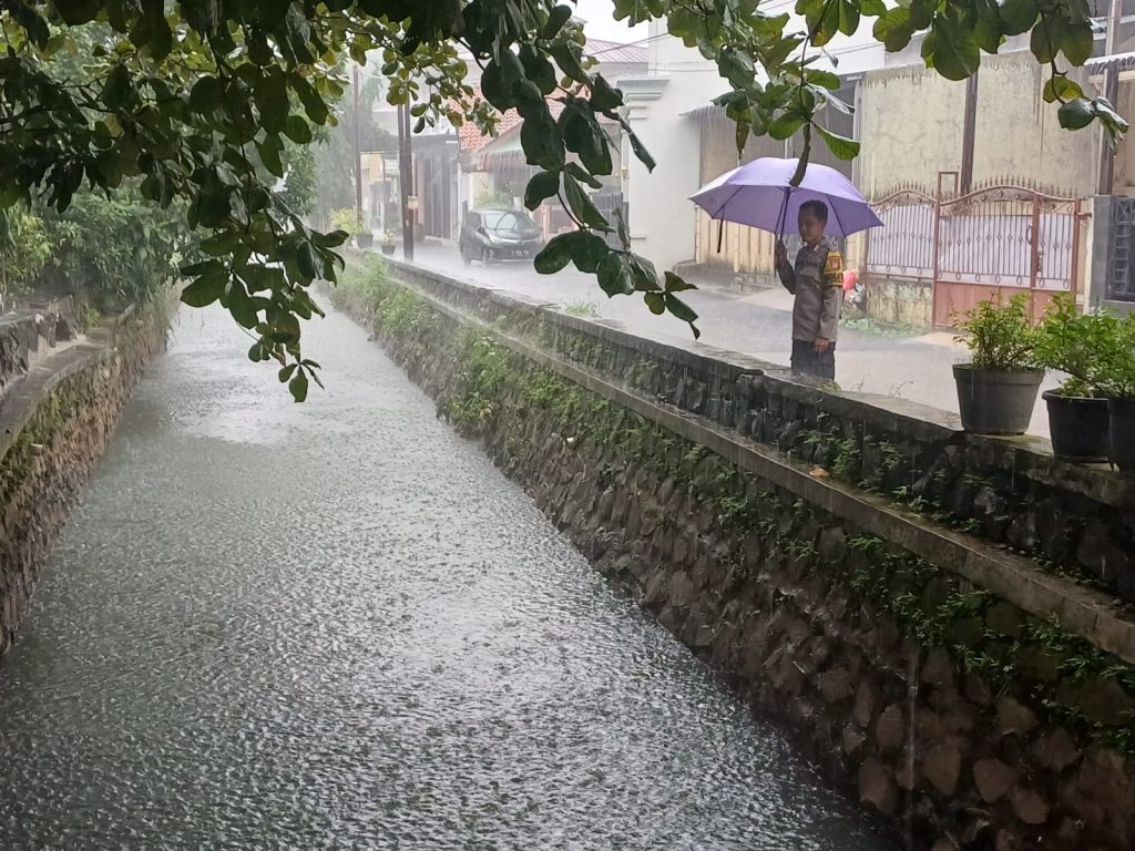 Antisipasi Luapan Kali Bong, Bhabinkamtibmas Polsek Bekasi Barat Pantau Debit Air di Bintara Regency