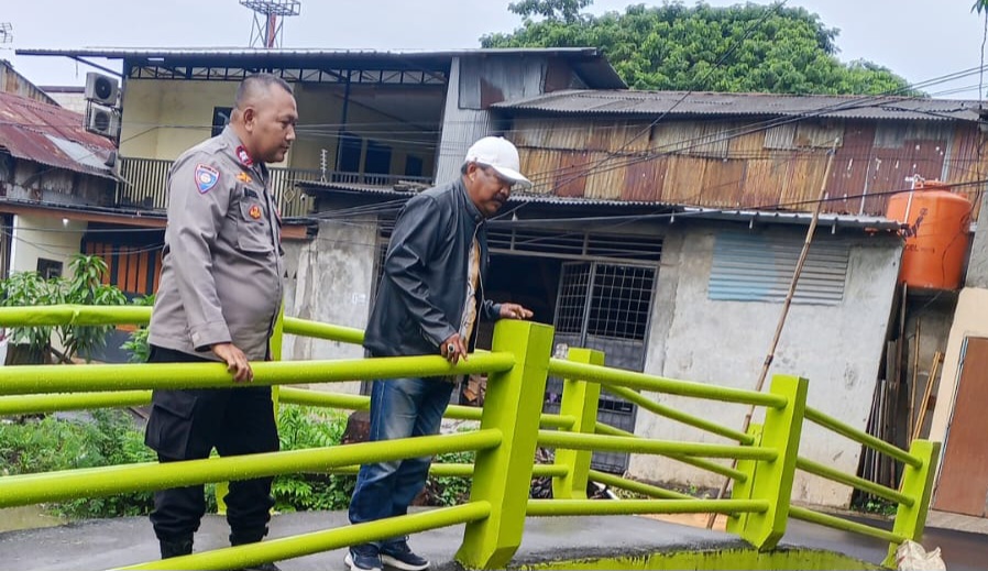 Pastikan Aliran Sungai Lancar, Bhabinkamtibmas Polsek Medan Satria Pantau Intensif Irigasi Ujung Menteng