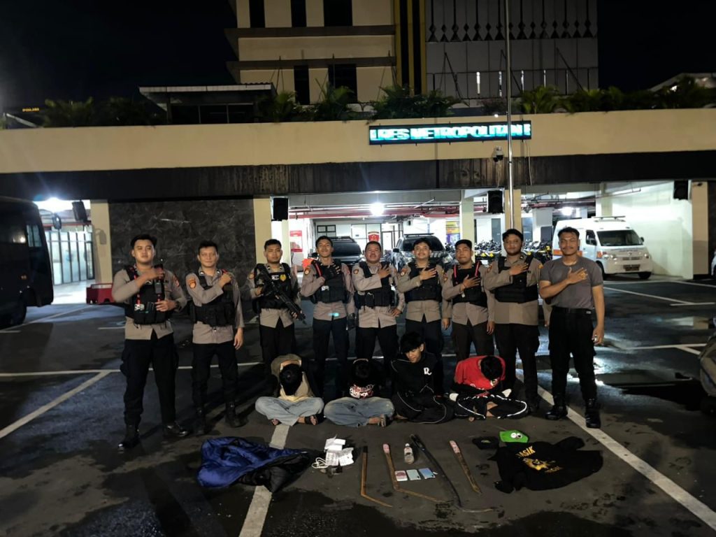 Cegah Aksi Kejahatan Jalanan, Tim 3 Perintis Presisi Polres Metro Bekasi Kota Amankan 4 Pemuda Bersenjata Tajam di Jakasampurna