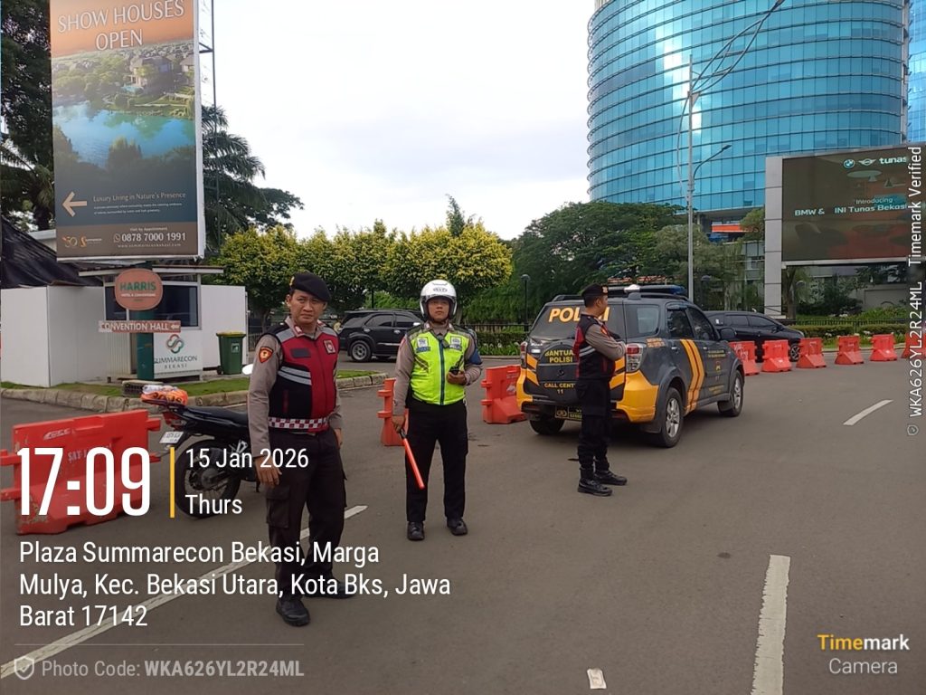 Urai Kepadatan Sore Hari, Personel Samapta Polsek Medan Satria Siaga di Bundaran Pyramid SMB