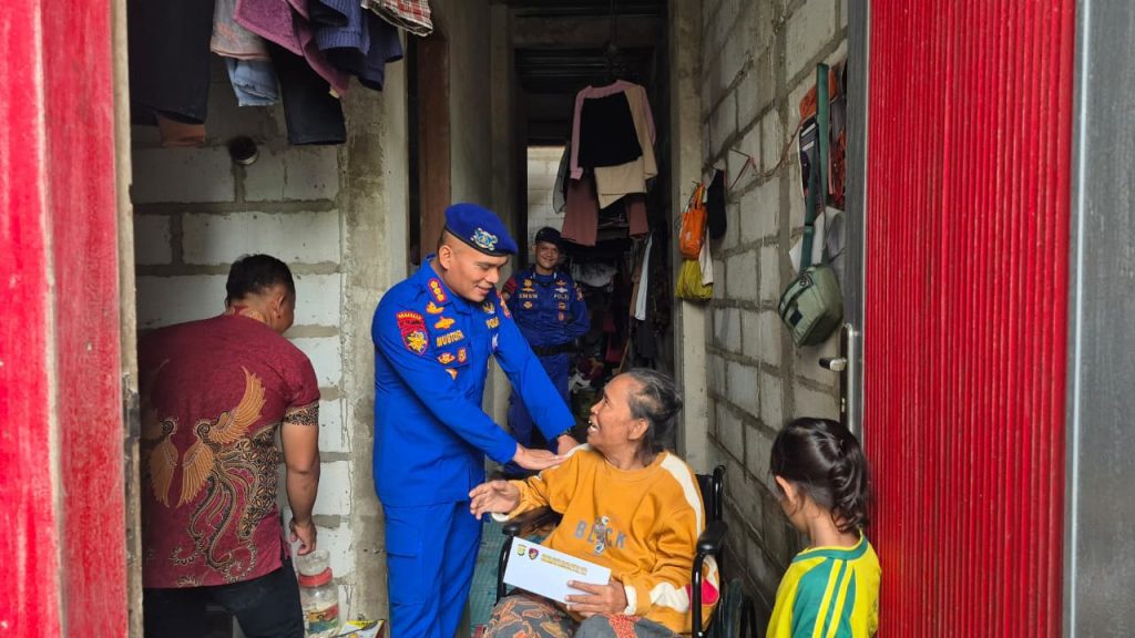 Direktorat Polairud Polda Metro Jaya Beri Kursi Roda untuk Warga Pesisir Penjaringan