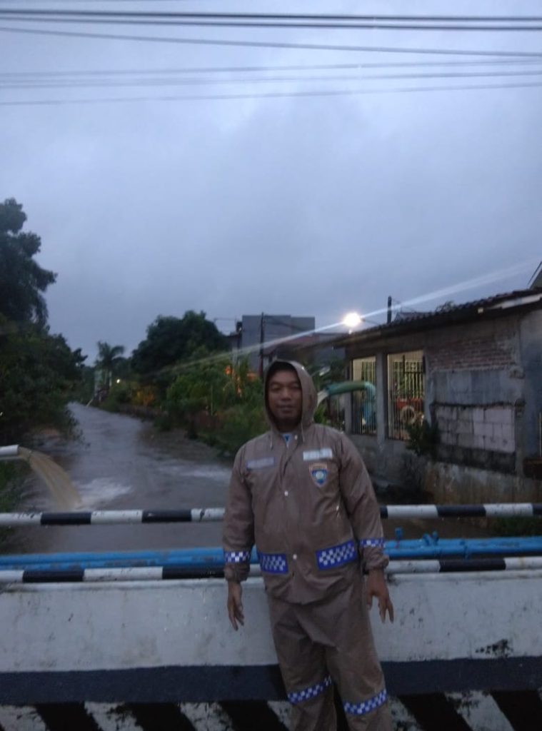 Respons Cepat Banjir, Bhabinkamtibmas Kotabaru Pantau Titik Genangan dan Pastikan Pompa Air Beroperasi