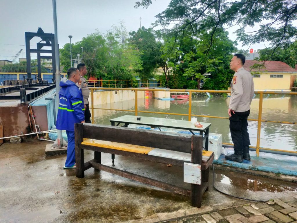 Wakapolsek Metro Penjaringan Cek Rumah Pompa Muara Baru, Pastikan Kesiapsiagaan Hadapi Potensi Banjir