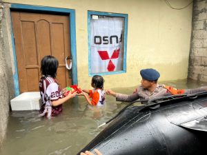 Brimob Polda Metro Jaya Evakuasi Warga Terdampak Banjir di Rawa Teratai, Jakarta Timur