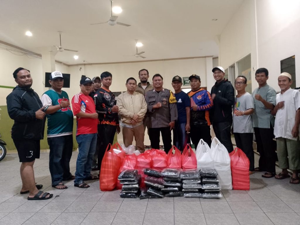 WUJUD KEPEDULIAN PASCA BANJIR: POLSEK MEDAN SATRIA BERSAMA LURAH HARAPAN MULYA DISTRIBUSIKAN RATUSAN NASI BOX DAN KAOS KAKI UNTUK WARGA