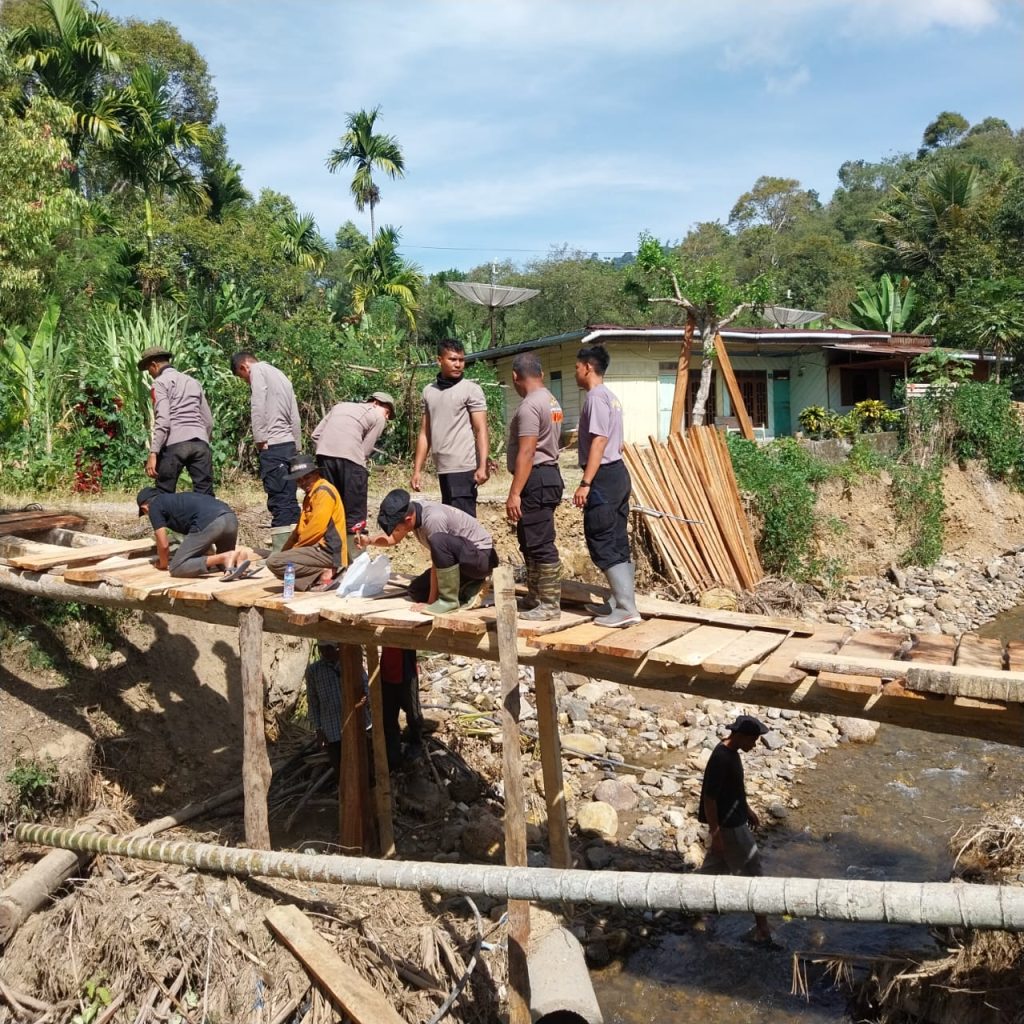 Polri Bersama Masyarakat Bangun Jembatan Darurat, Akses Tiga Kampung di Rusip Antara Kembali Terhubung