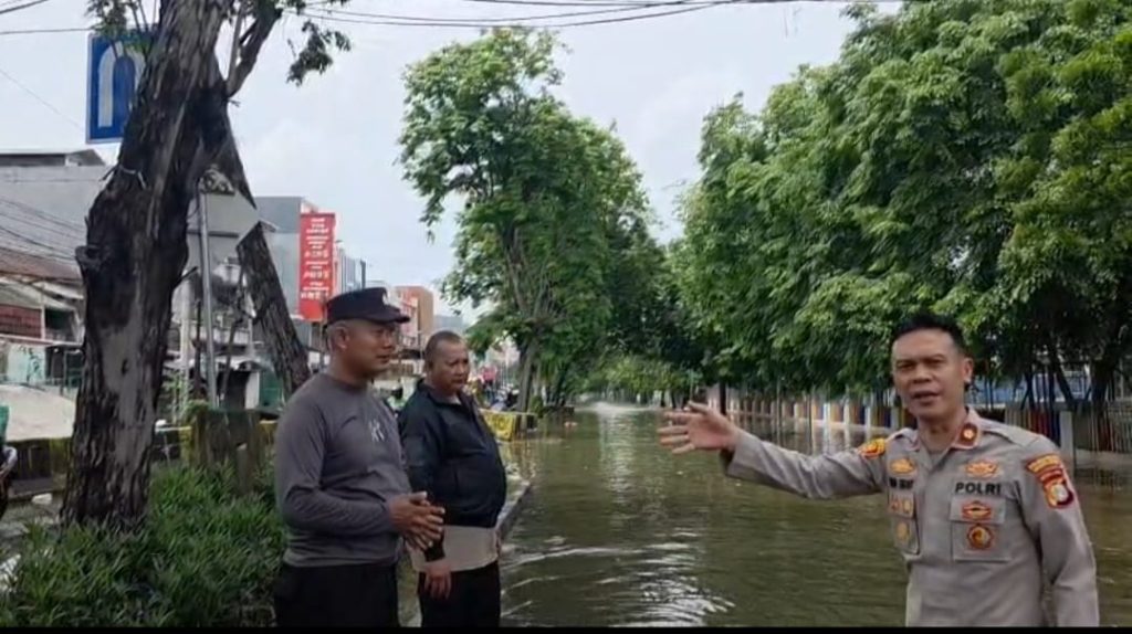 Jaga Jakarta, Jaga Lingkungan, Jaga Warga, Polsek Metro Penjaringan Pantau Ketinggian dan Genangan Air di Muara Karang