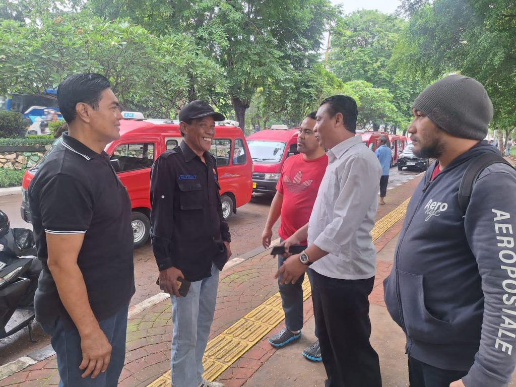 Polisi dan Dishub Kawal Keberangkatan Massa KWK ke Balai Kota Jakarta