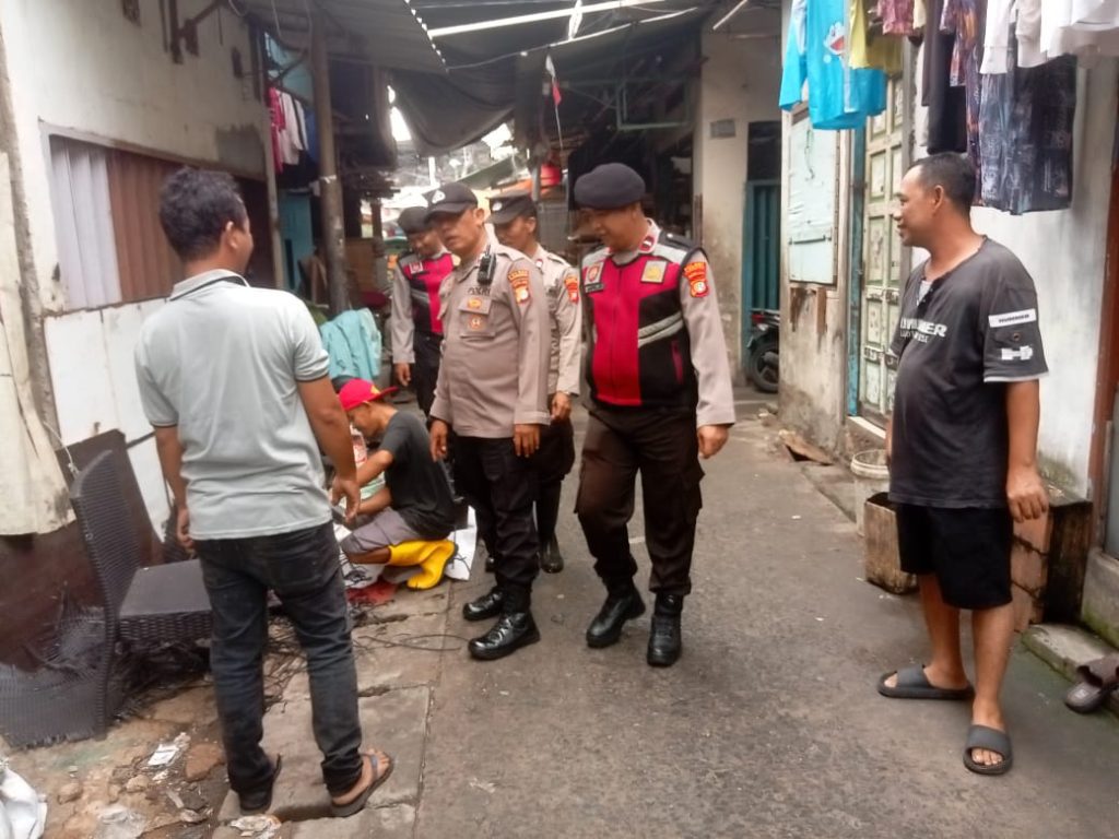 Polsek Pademangan Gelar Patroli Jalan Kaki Dukung Program “Jaga Lingkungan”